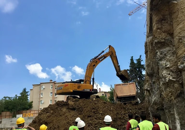 Ekskavatör ve saha ekibiyle hafriyat çalışması