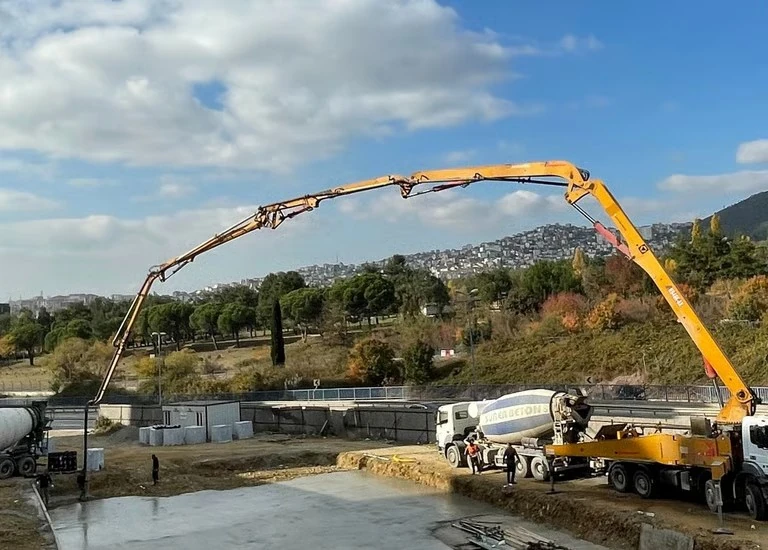 Beton pompası ve mikserlerle temel beton dökümü